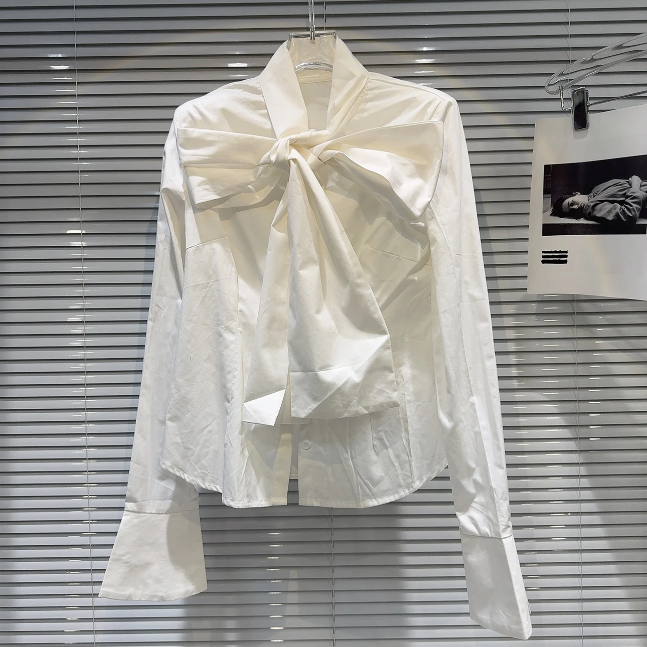 เสื้อผู้หญิงทรงตรง แขนยาว สไตล์ฝรั่งเศส ผ้าระบายอากาศ ดีไซน์ผูกโบว์สีพื้น เรียบหรู ดูอ่อนเยาว์
