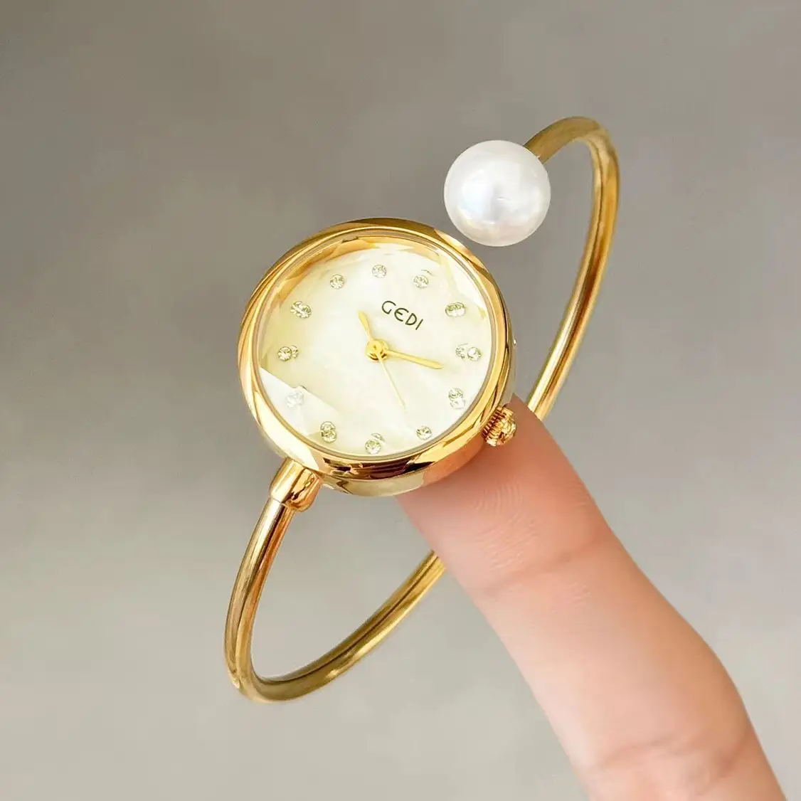 Luxury Fashion Mother-of-Pearl Dial Pearl Bracelet Women's Watches High-Quality Gemstone Quartz Ladies Watch Convenient to Wear
