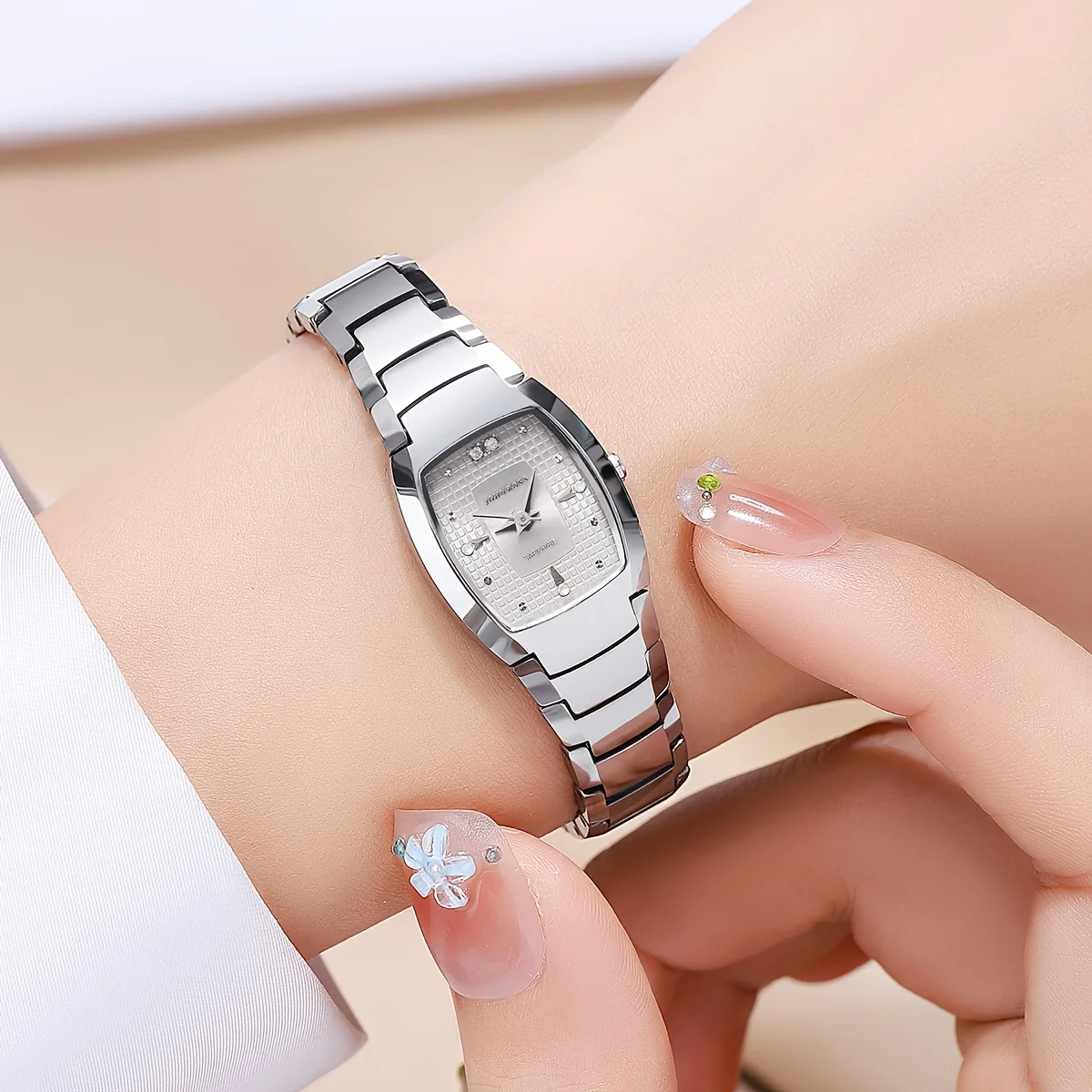 ساعة مستطيلة للنساء سوار من الفولاذ التنغستن كوارتز عصرية وسلسلة بسيطة ساعة يد نسائية مدمجة ورائعة