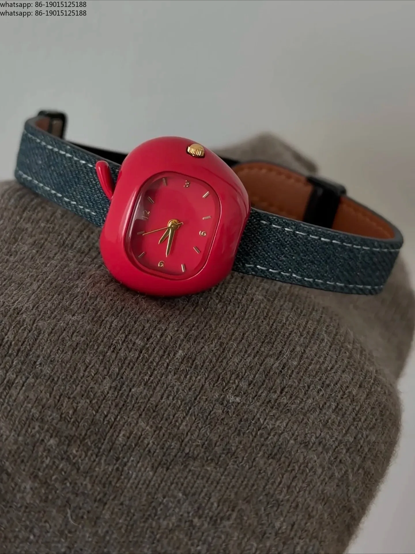 chiusura-magnetica-alla-moda-in-denim-rosso-e-blu-un-orologio-da-donna-alla-moda-e-unico