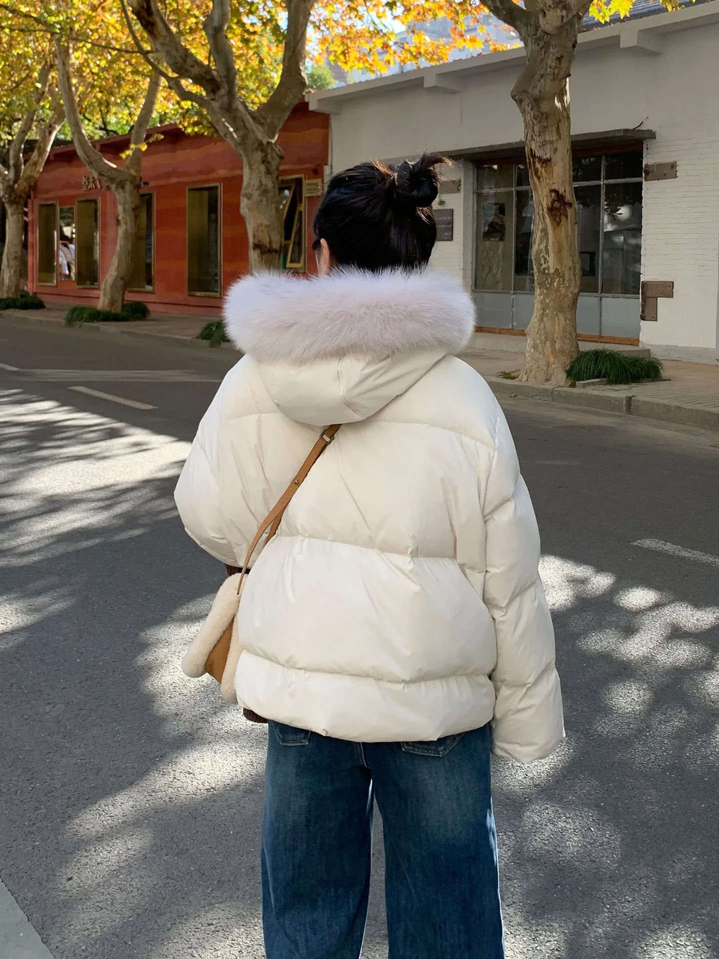 

Женская утепленная куртка-пуховик с капюшоном и меховым воротником, свободного кроя, из полиэстера, для зимы