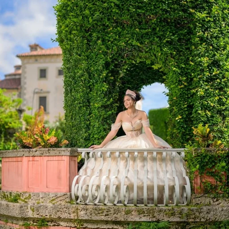 Luz personalizada champanhe quinceanera vestidos fora do ombro apliques de cristal cauda longa renda tull vestido 15 quinceanera