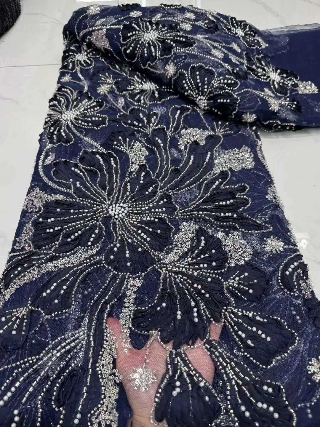 Tessuto di pizzo da sposo ricamato in tulle con fiori africani di moda di alta qualità Tessuto di pizzo con paillettes in rilievo per abito da sposa nigeriano