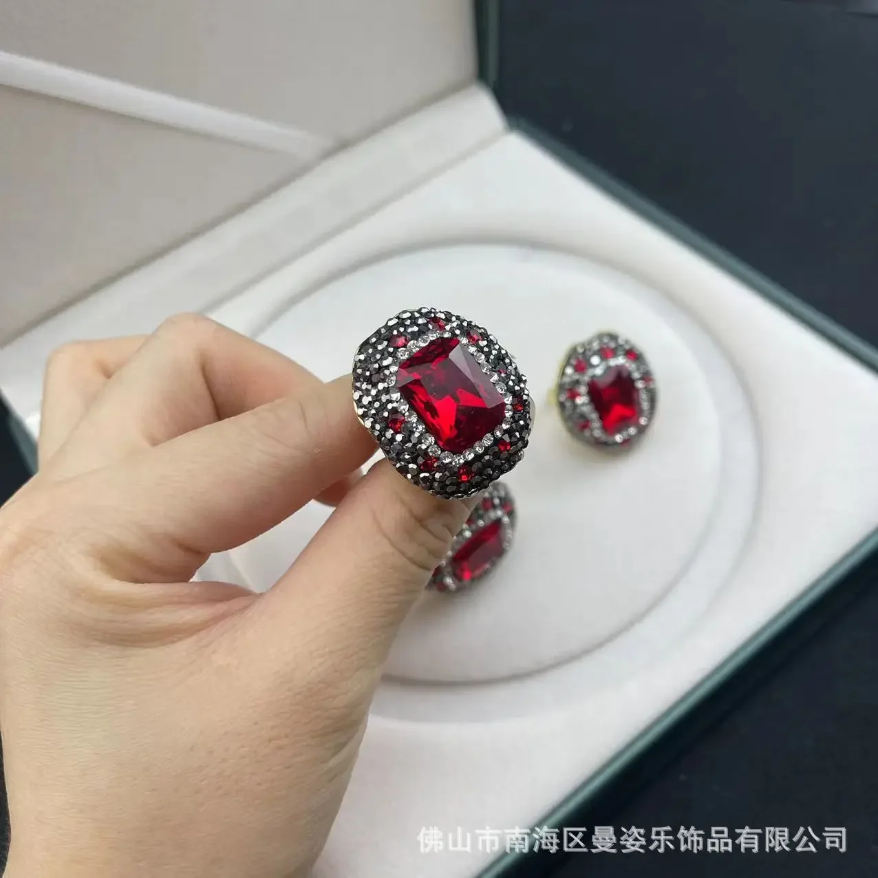 New red crystal personalized color retention live ring Douyin live broadcast hot-selling welfare model niche jewelry factory dir