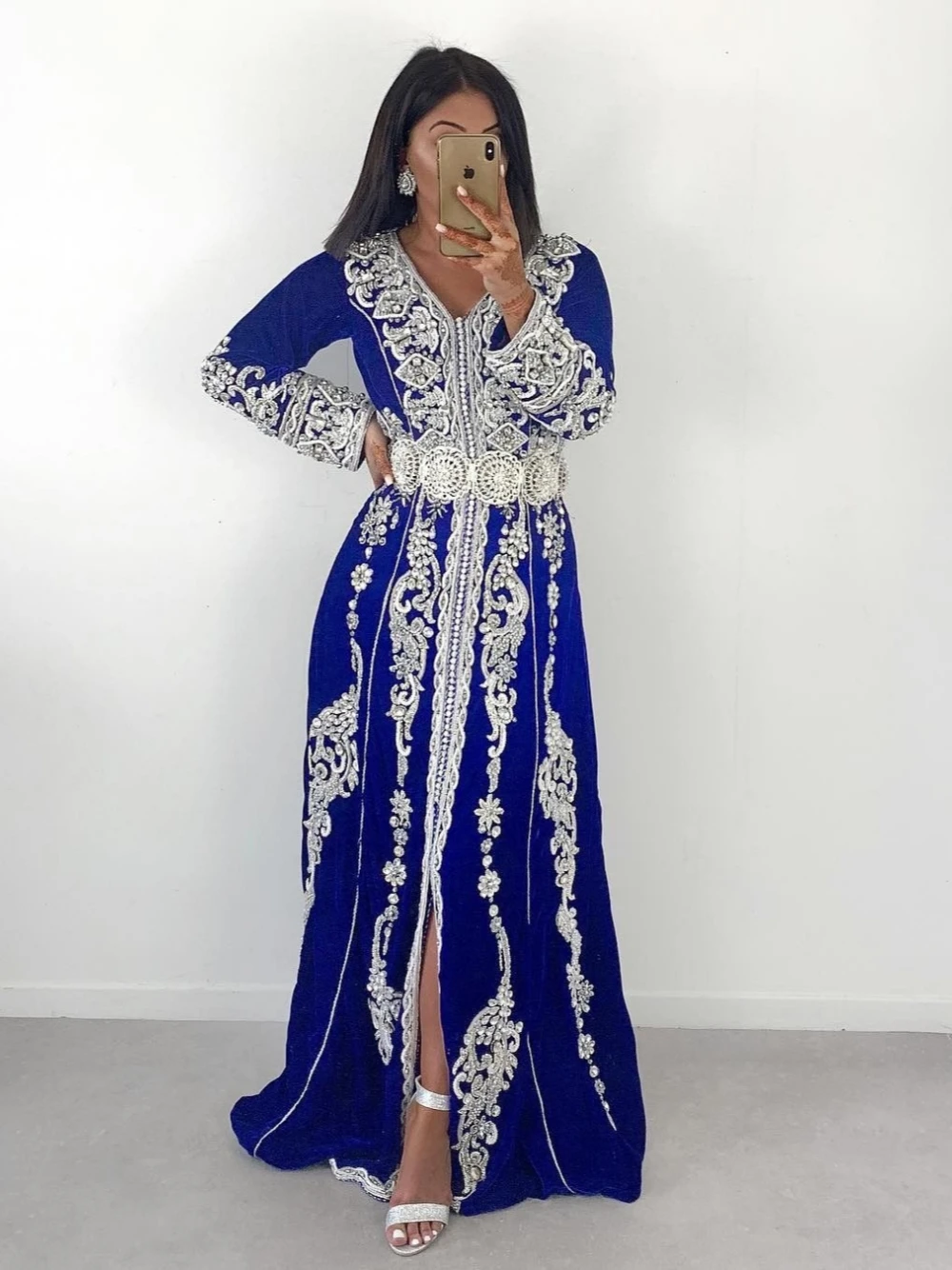 Robe de Soirée Marocaine à Col en V et Manches sulfpour Patients, Caftan Argenté avec Appliques, Longueur au Sol