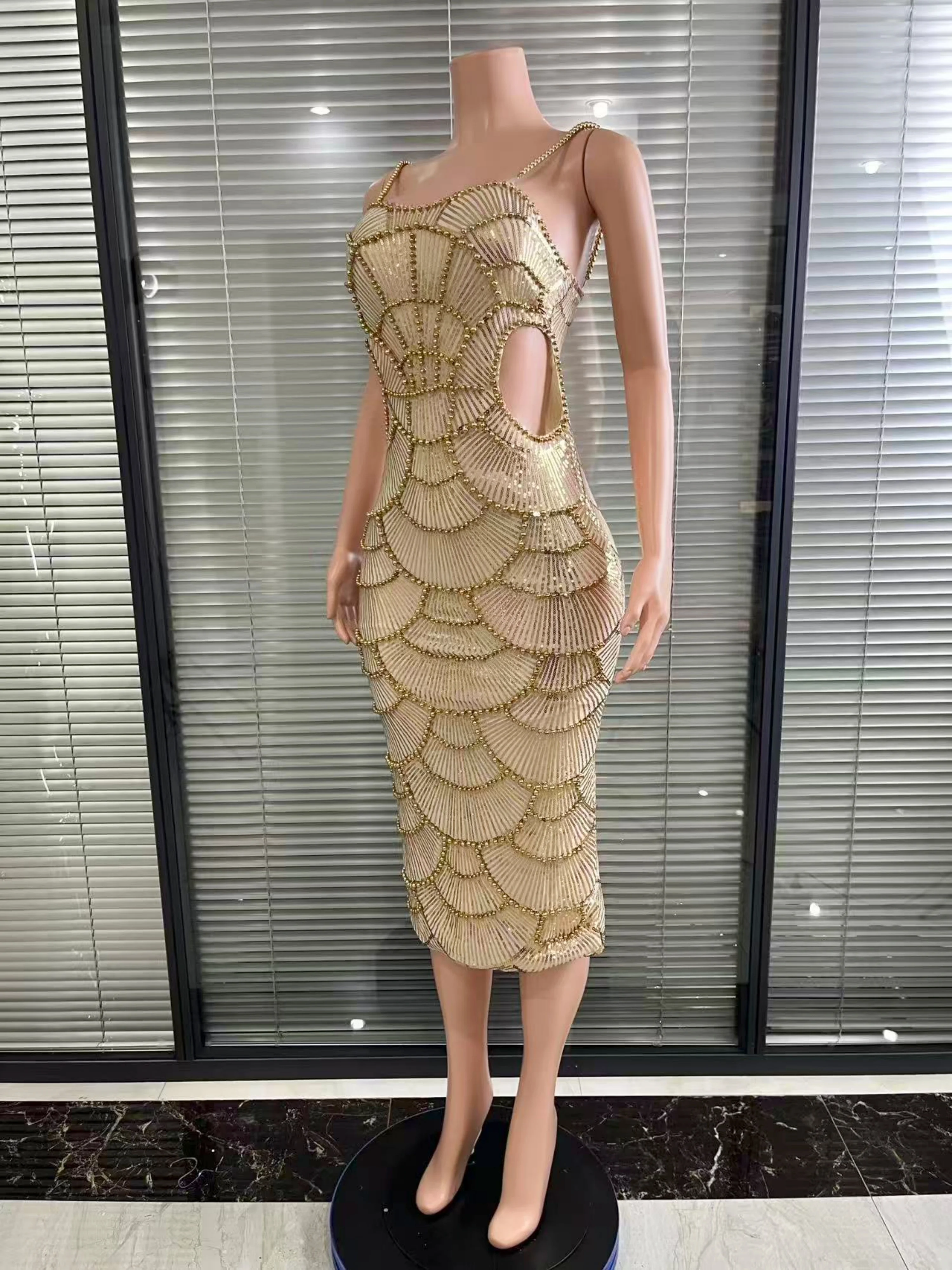 فستان نسائي فاخر بقصة ضيقة مثير بدون أكمام مطرز باللؤلؤ فستان منتصف الساق بخصر مجوف لحفلات أعياد الميلاد #3