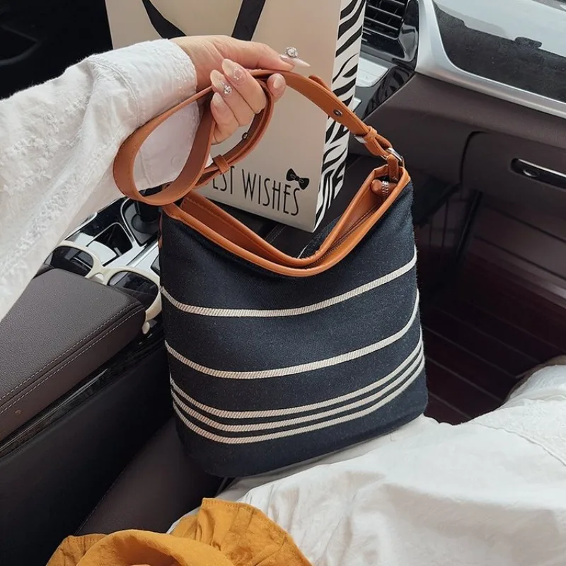 

Minimalist Vintage Fashionable Diaper Bag Stylish Casual Leather Shoulder Bag Large Capacity For Women Commuter