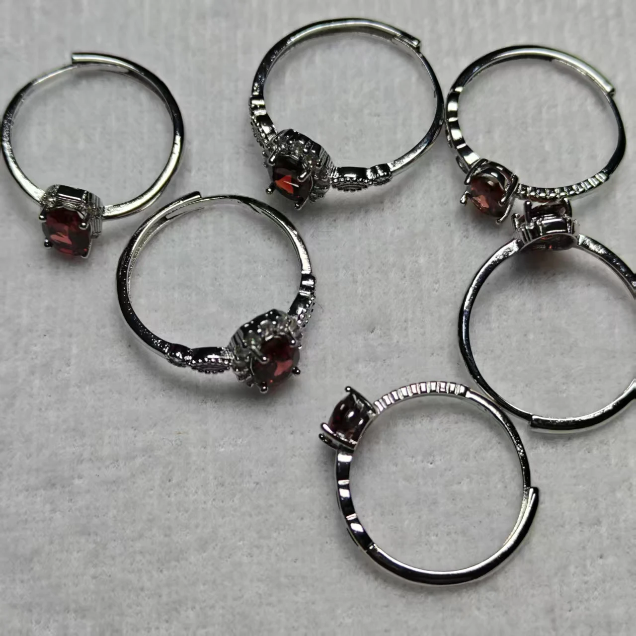 Großhandel Natürlicher Neuer Roter Granat Oval Facettiert Verschiedene Arten Ringdesign Trendiger und Vielseitiger Einfacher Live-Ring Paar-Geschenk – Detail 6