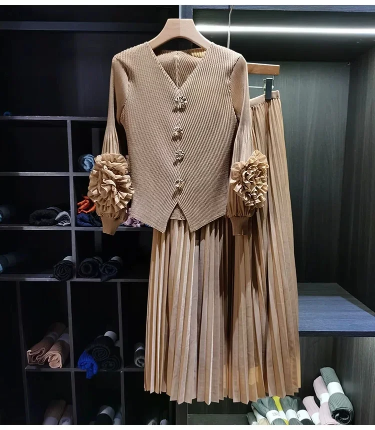 Greenora  Elegant Temperament Commuter Style Pleated Two-piece Set Women's Autumn 3D Flower Diamond Buttons Tops And Skirt