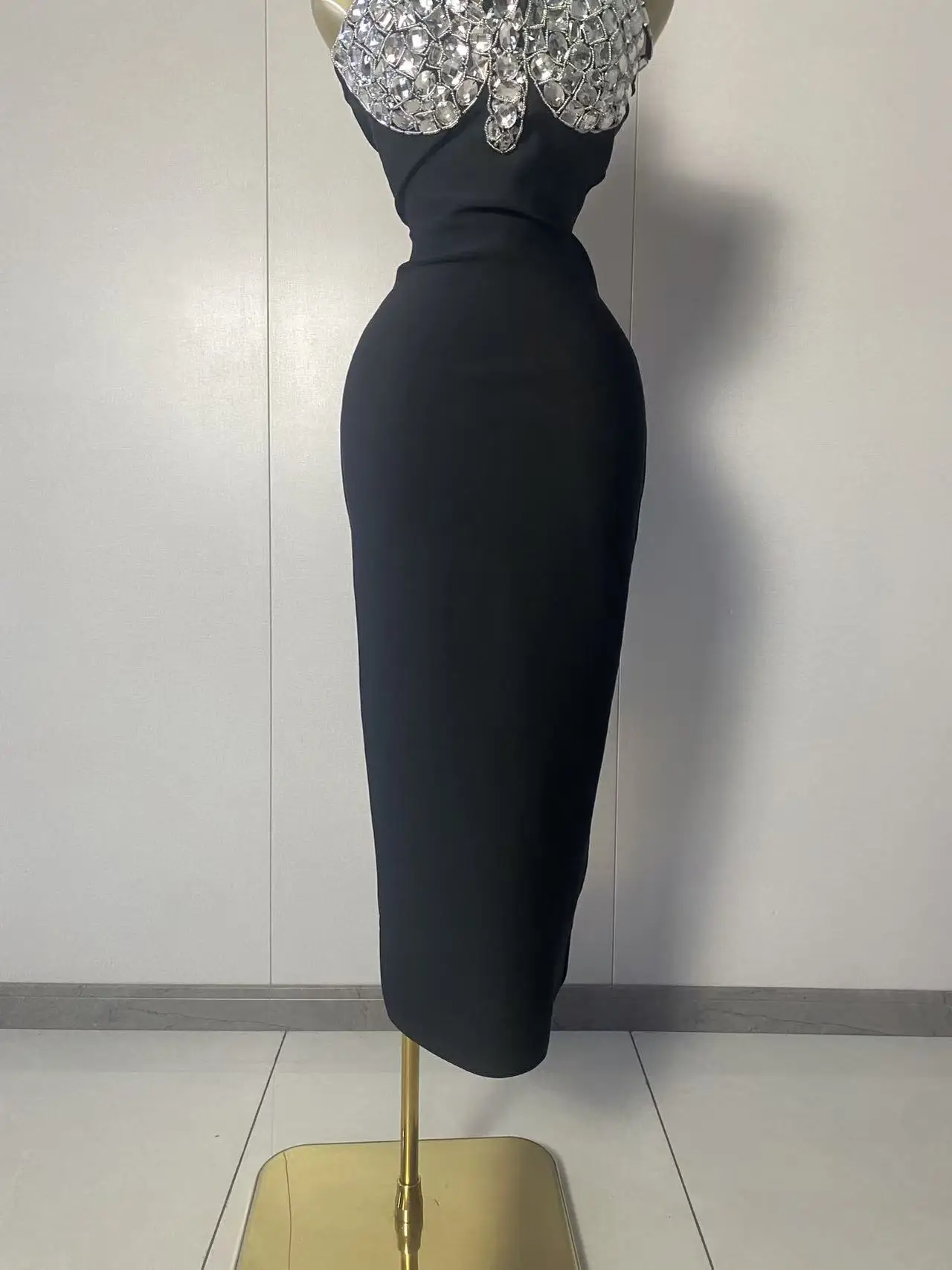 2025年新作 レディース セクシー ノースリーブ ホルターネック ダイヤモンド ブラック ミディ丈 ボディコン ドレス 2025 エレガント イブニング クラブ 高級 バースデーパーティー ドレス