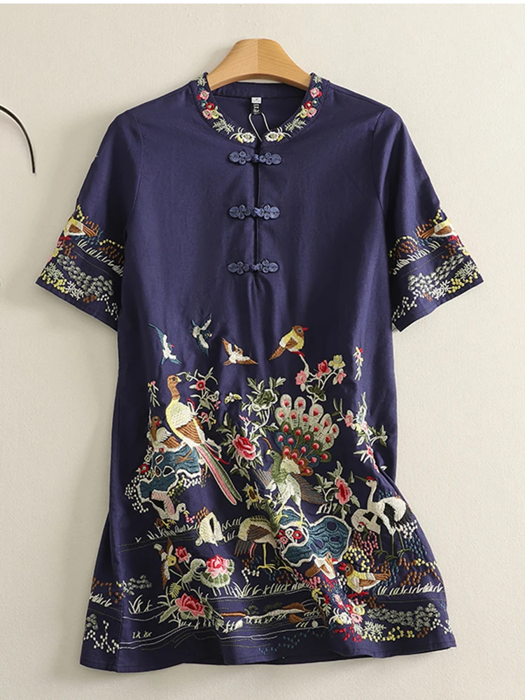 เดรสปักลายสไตล์เรโทร แนวชาติพันธุ์ ความยาวปานกลาง ไซส์พลัส สำหรับผู้หญิง แฟชั่นกระดุมกลม คอปก แขนสั้น เหมาะสำหรับฤดูร้อน