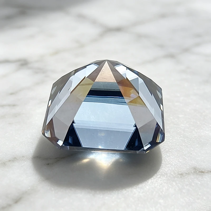 Moissanit-Stein im Asscher-Schliff, saphirblauer, im Labor gezüchteter Edelstein für Schmuckherstellung, besteht den Diamanttest mit Zertifikat. – Detail 2