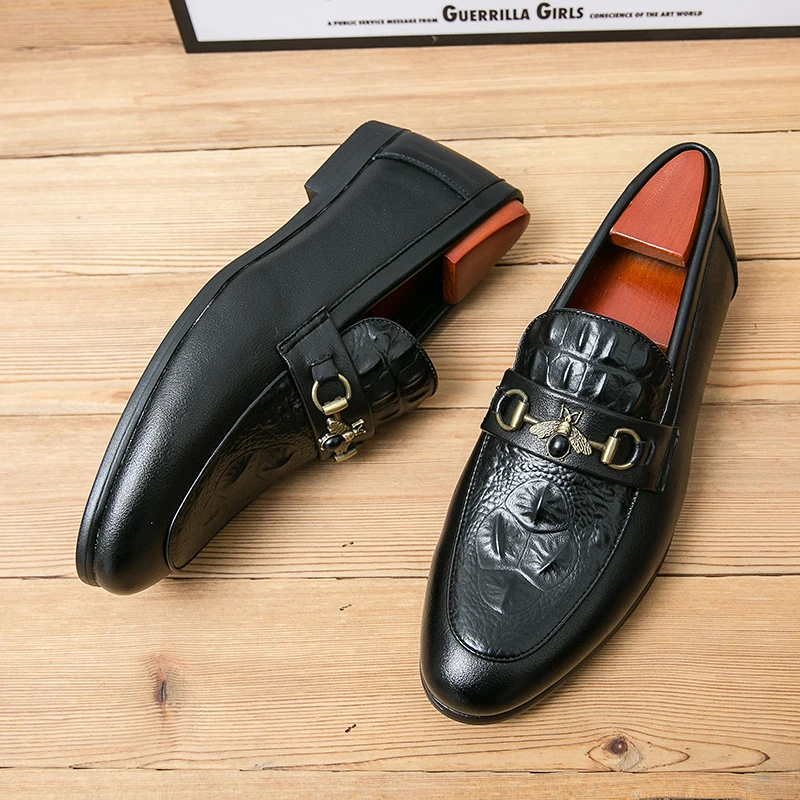 Pointed casual leather shoes for men Korean trend British style loafers small bee leather business dress slip-on feet