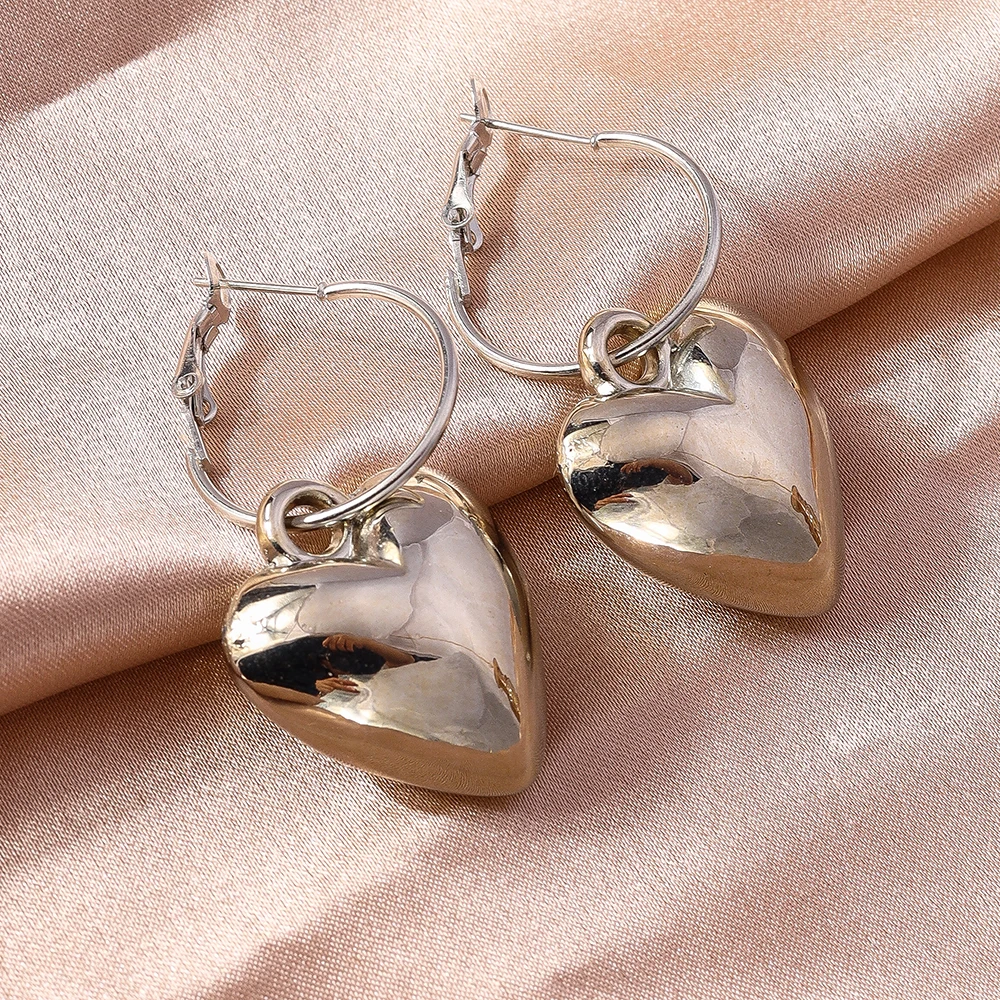 Aihua Metallglänzende Herz-Creolen im amerikanischen Stil für Damen, modische goldfarbene Herz-Ohrringe, Party-Schmuck-Accessoires – Detail 4