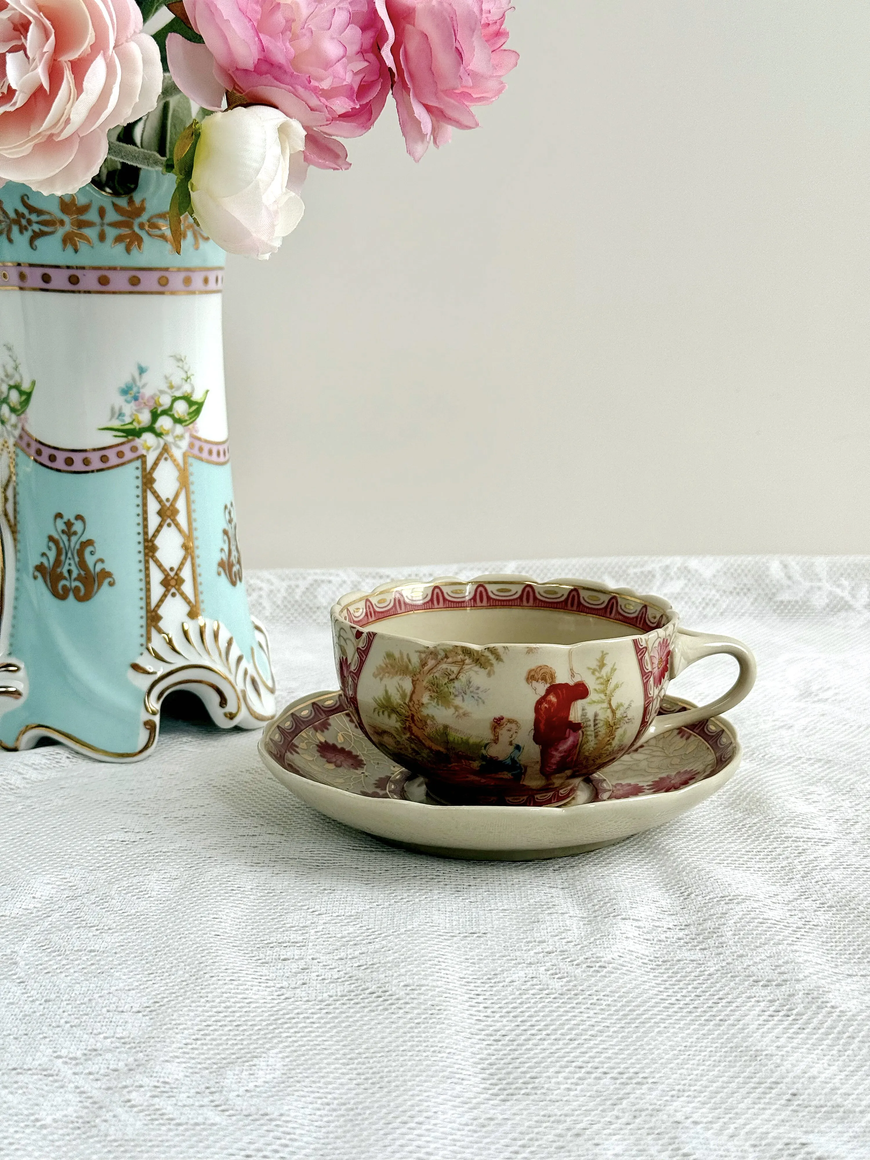 Medieval porcelain mermaid fish tail handle glazed gold black porcelain powder flower figure coffee cup
