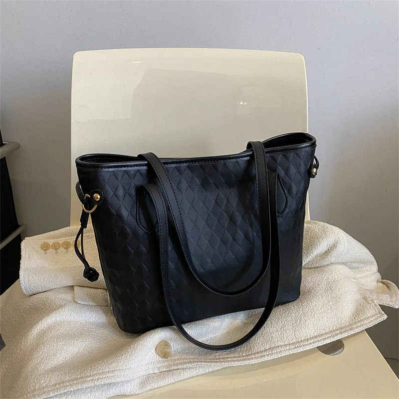 

Your go-to Korean tote. This spacious 2024 solid-color bag is a chic & versatile essential for campus and commute.