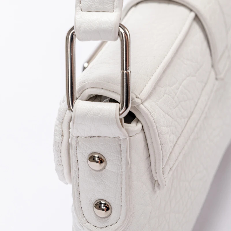 Bolsa assimétrica de renda floral de ombro único para senhora com tachas atraentes – Uma bolsa estilo rua com alça nas axilas