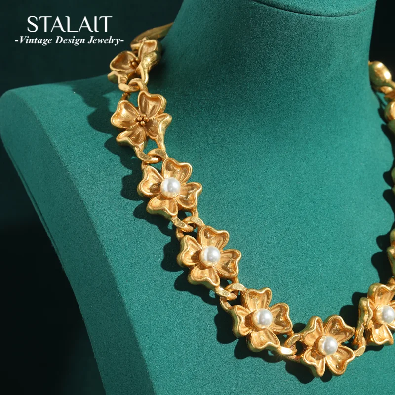 

Vintage Flower Necklace Pearls For Woman Choker Five Leaf Accessories Bridal Charm Luxury Designer Jewelry Gold Color Chain 2025