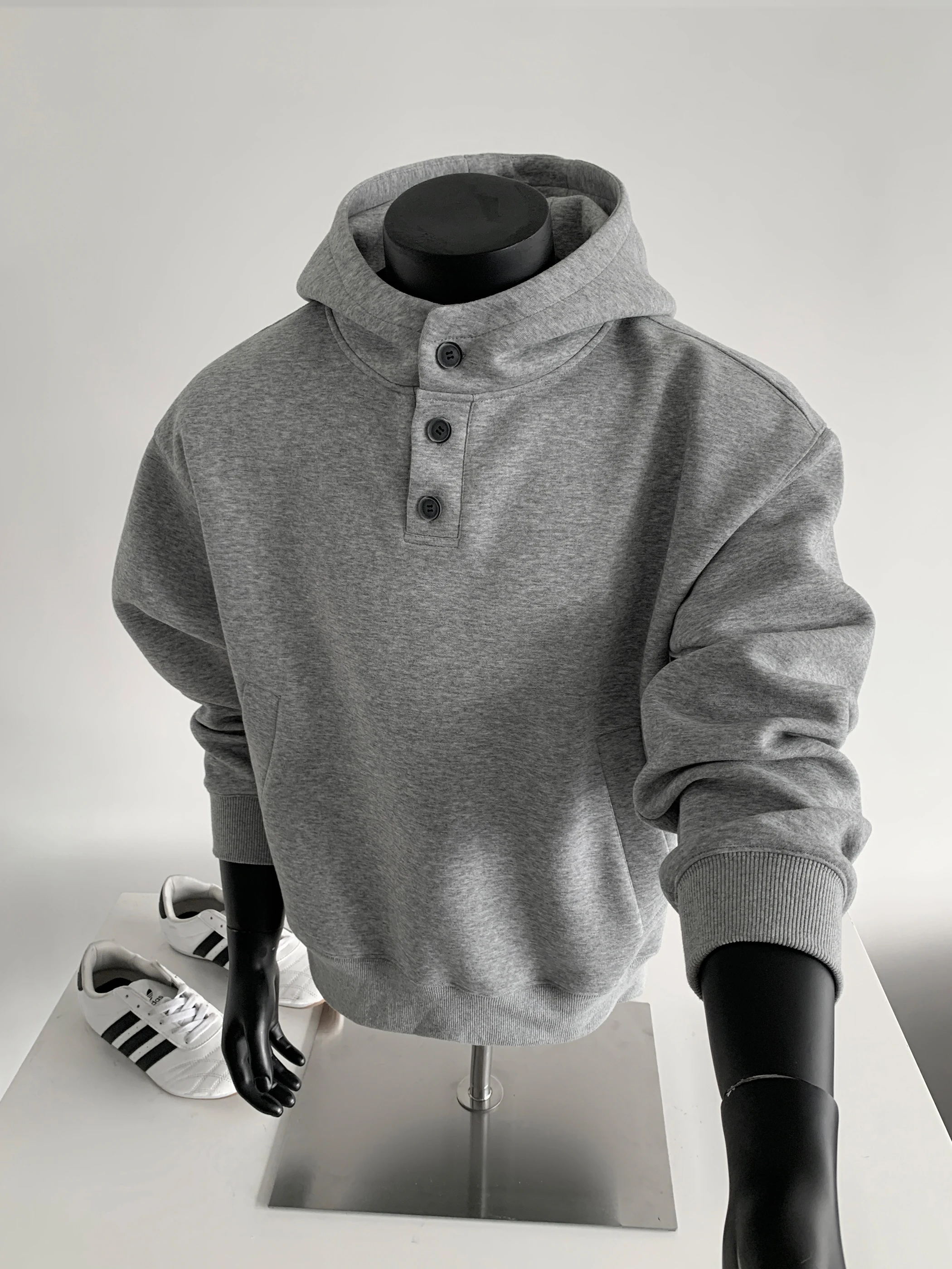 ヘビーウェイト400Gメンズフーディ、ボックスシルエットのアメリカンスタイル、綿とポリエステルの混紡、ロングスリーブ、ヘンリーカラー付きスウェットシャツ