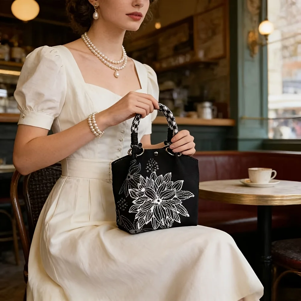 2026 New French Vintage Black Background Rose Diamond Embroidery Rose Flame Woven Handbag