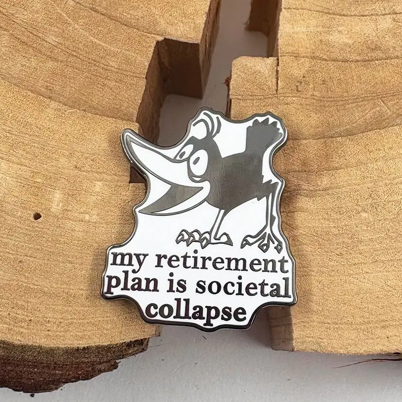 Mi plan de jubilación es el colapso social, broche esmaltado de cuervo millenario, Pin de cuervo sarcástico divertido, insignia de distopía de Apocalipsis Punk A