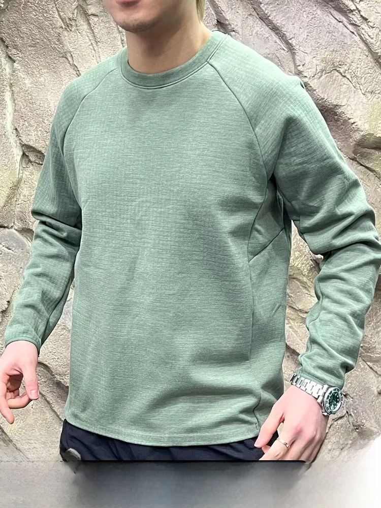 

Мужской свитшот с круглым вырезом и молнией, брюки с разрезами, текстурированный материал, средний слой, повседневный стиль, длинный рукав, теплый, подходит для повседневной носки.