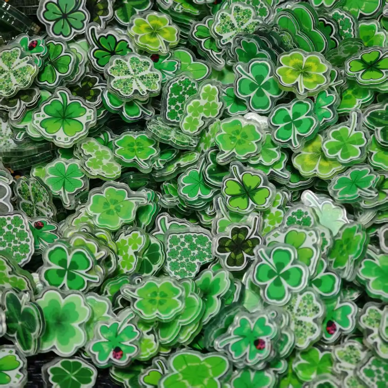 Lot de 50 patchs trèfle à quatre feuilles porte-bonheur, motifs répétés aléatoires, en acrylique laminé, à coller avec colle crème, pour cadeaux DIY