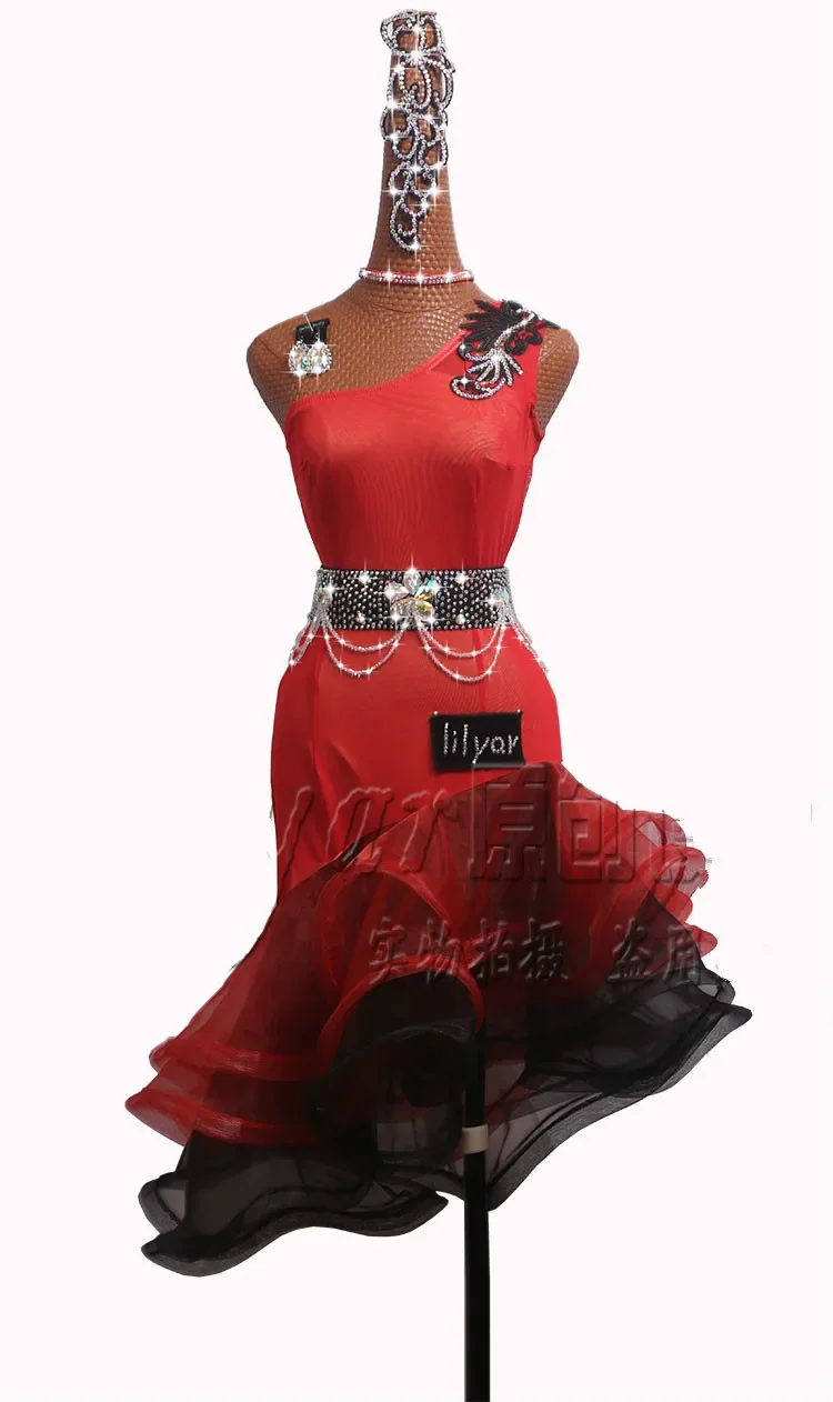 Latin Dance Costume Competition Dress Black-and-red Transition Color Skirt with Sloping Shoulders and Fish Bones