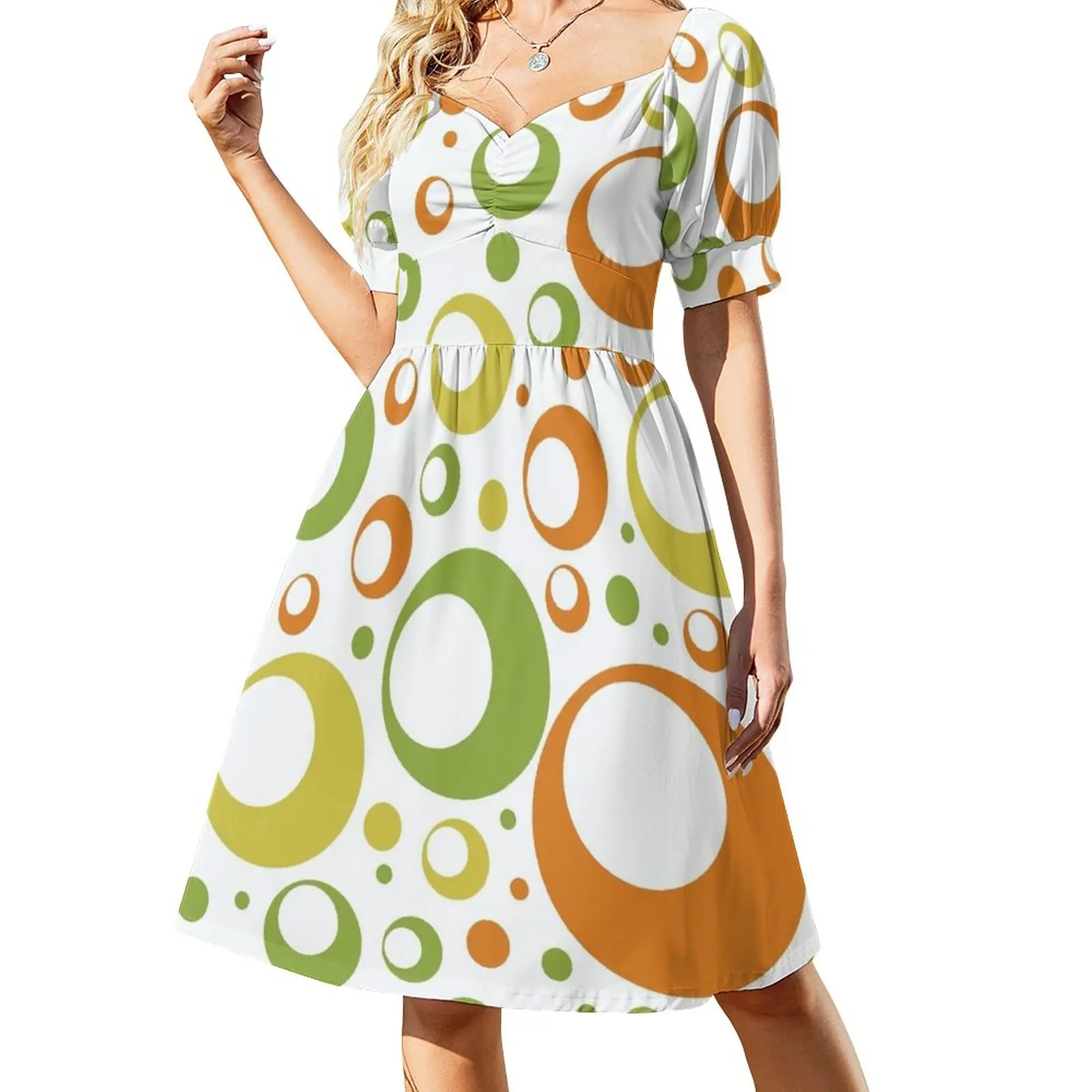 

Женское платье в стиле ретро 60-х годов