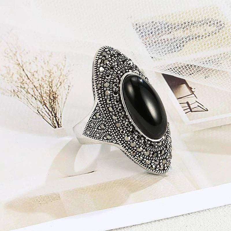 Huitan Charming Black Stone Finger Ring Female Luxury Temperament Women Anniversary Party Accessories Vintage Style Jewelry