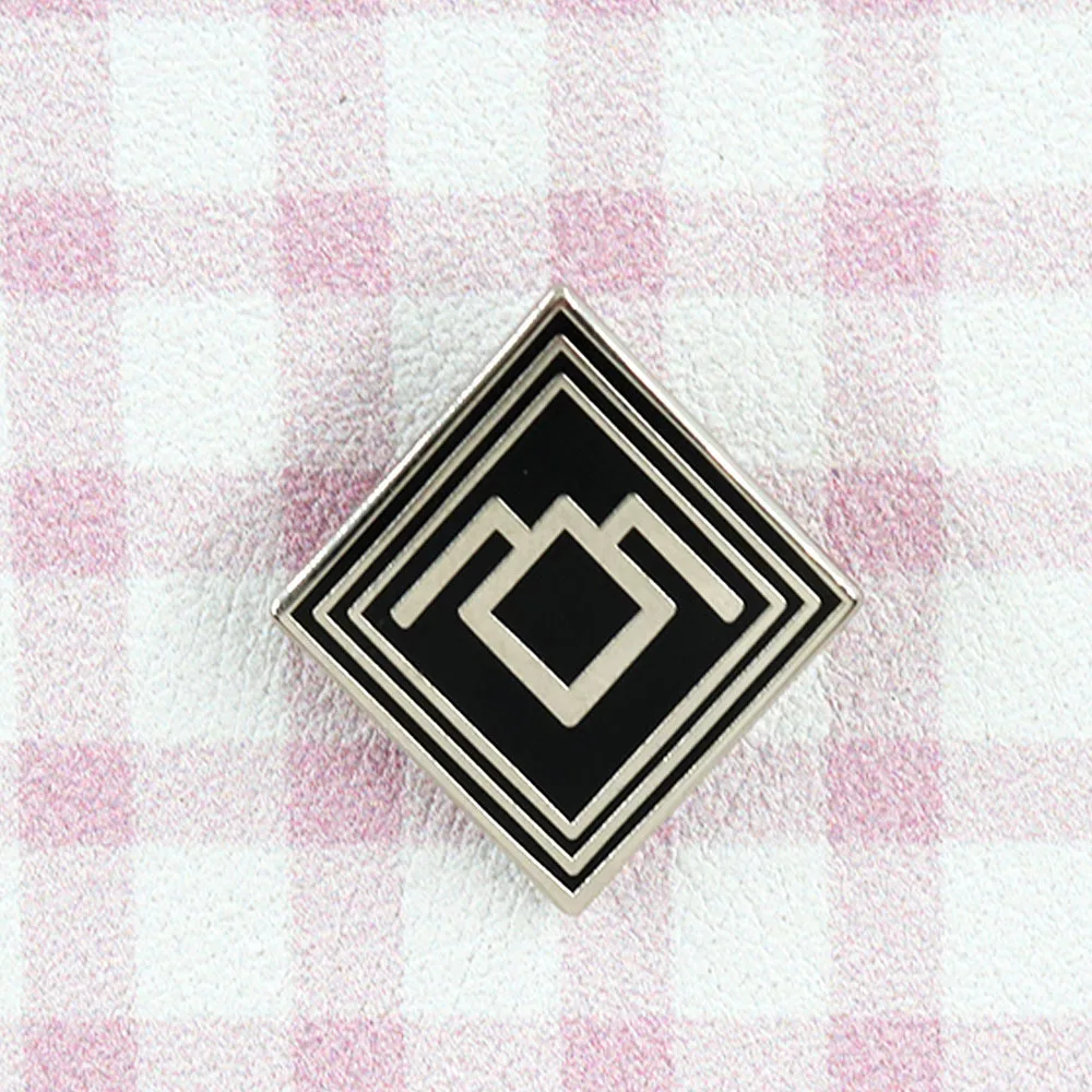 Twin and The Peaks Brooch 20th Century Classic TV Series Periphery Owl Cave Symbol Enamel Pin Collection Jewelry Lapel Badge