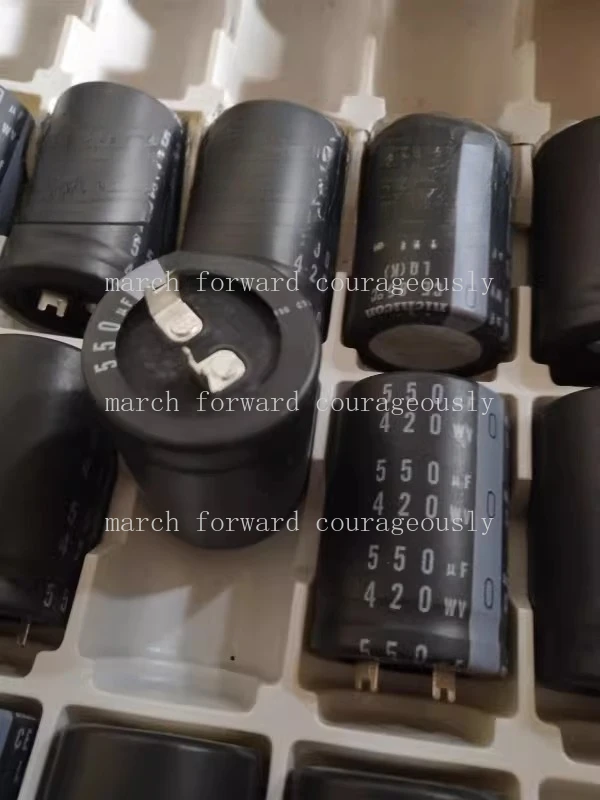 

Абсолютно новый оригинальный электролитический конденсатор Nichicon 550UF/400V 420V550UF 560UF 35*50, выводной тип