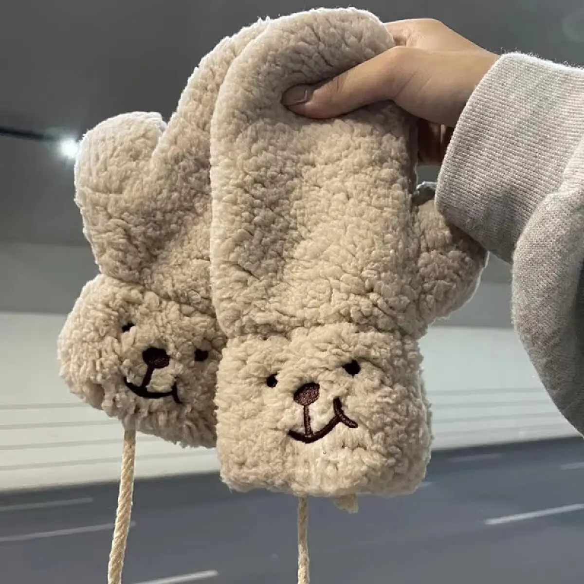 Peluche simpatico orso guanti bianchi peluche addensato inverno tenere al caldo giro all\'aperto guanti antivento freddi collo appeso regali di natale