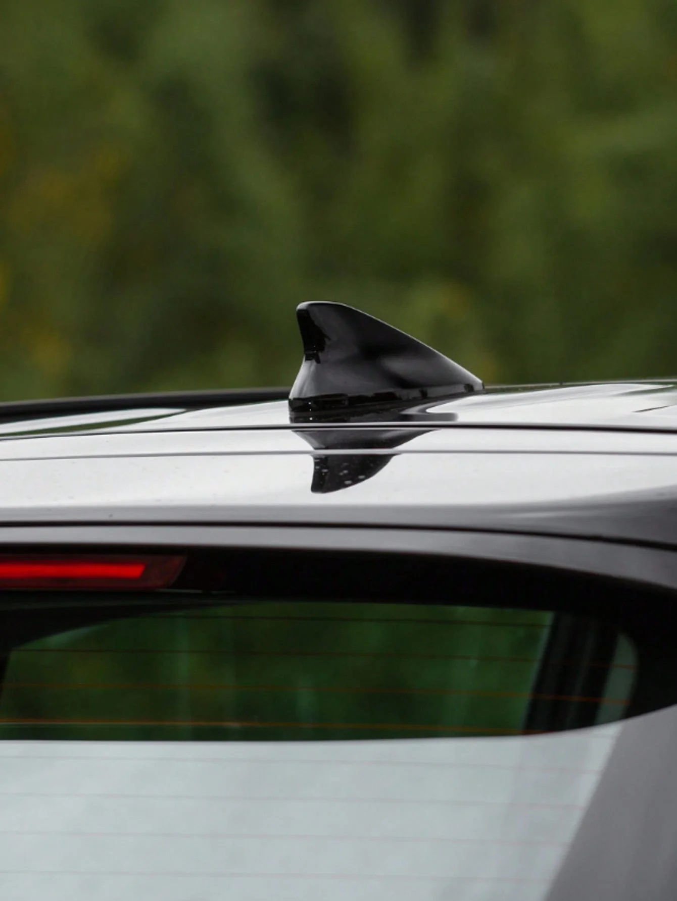 Antena Sirip Hiu FM/AM Modifikasi Spoiler Atap – Antena Atap Model Spoiler ABS Dengan Penerima Sinyal Terintegrasi, Lapisan Piano Mengkilap