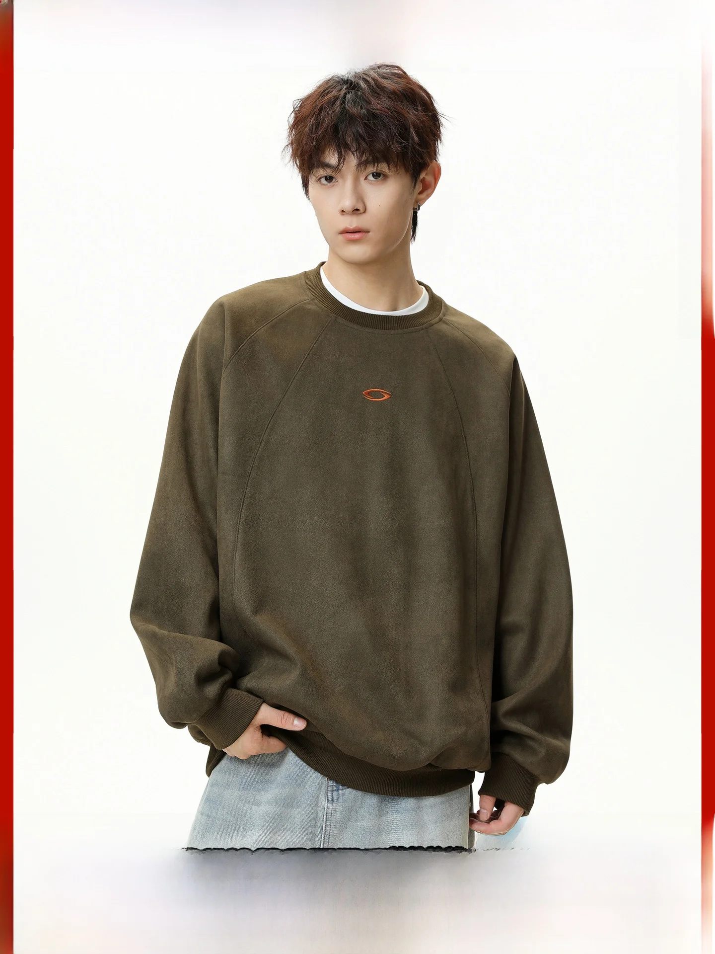 Felpa rotonda alla moda in pelle scamosciata ricamata Ne, top casual da uomo allentato per la gioventù autunnale in fibra di poliestere, fibra elastica in spandex