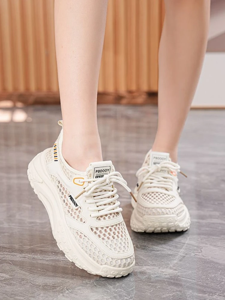 أحذية رياضية نسائية صيفية شبكية قابلة للتهوية على الطراز الكوري ونعل سميك قابلة للتنفس وأربطة أحذية منصة للارتداء اليومي غير الرسمي