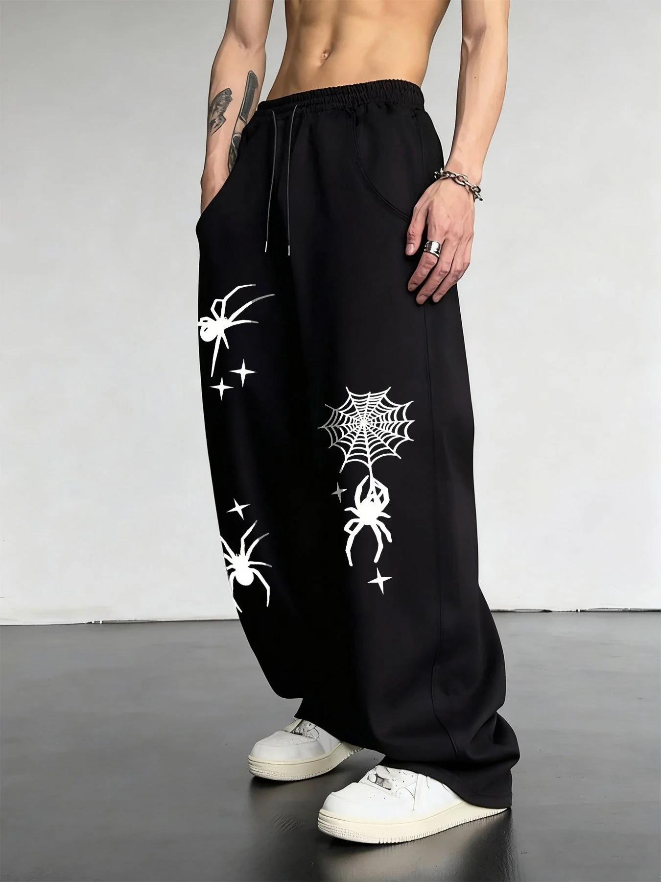 Pantalones de pierna ancha negros con estampado de tela de araña blanca y estrellas para hombre, pantalones casuales de gran tamaño con entrepierna caída gótica para correr en la calle, 2025