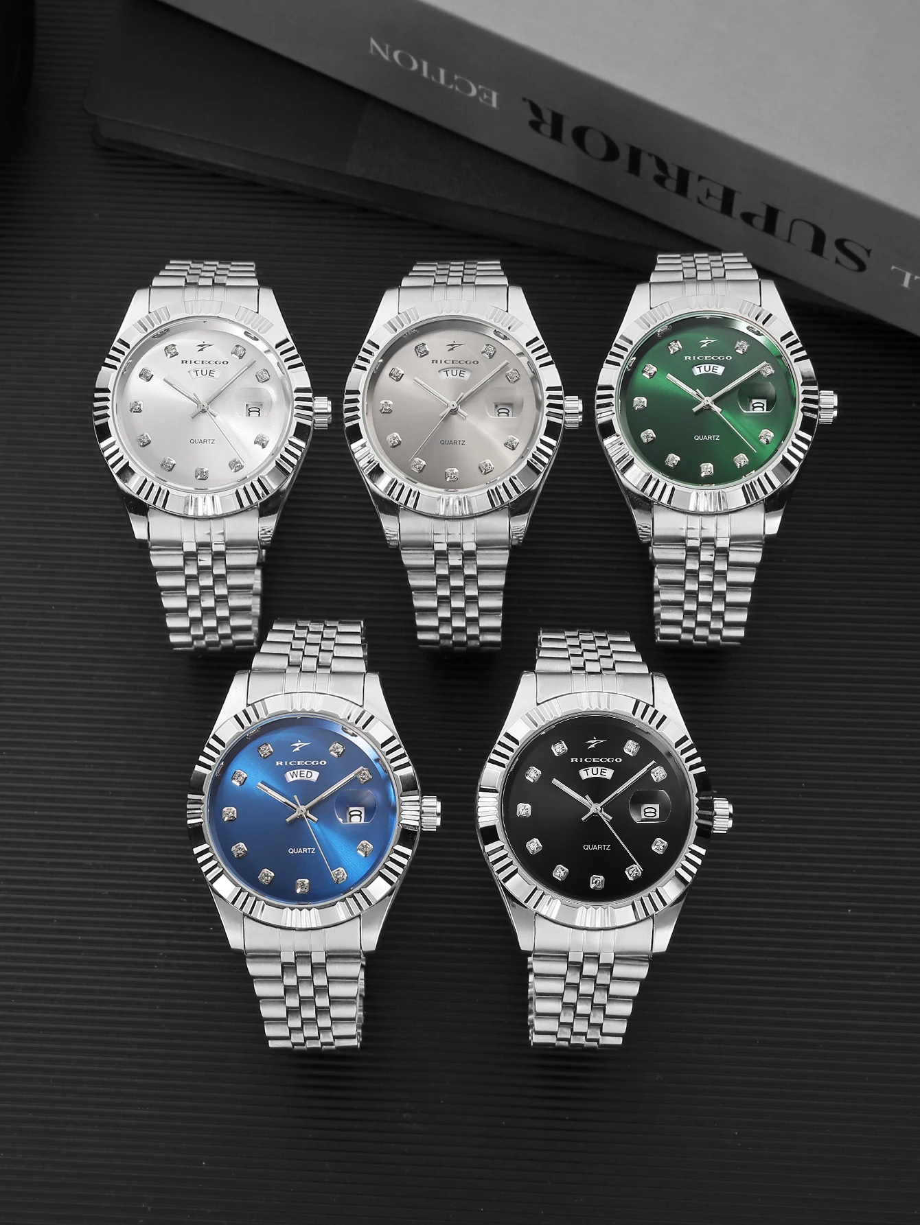 

Роскошные мужские деловые часы со стразами, текстурированным безелем и модной функцией отображения календаря, подходят для подарка