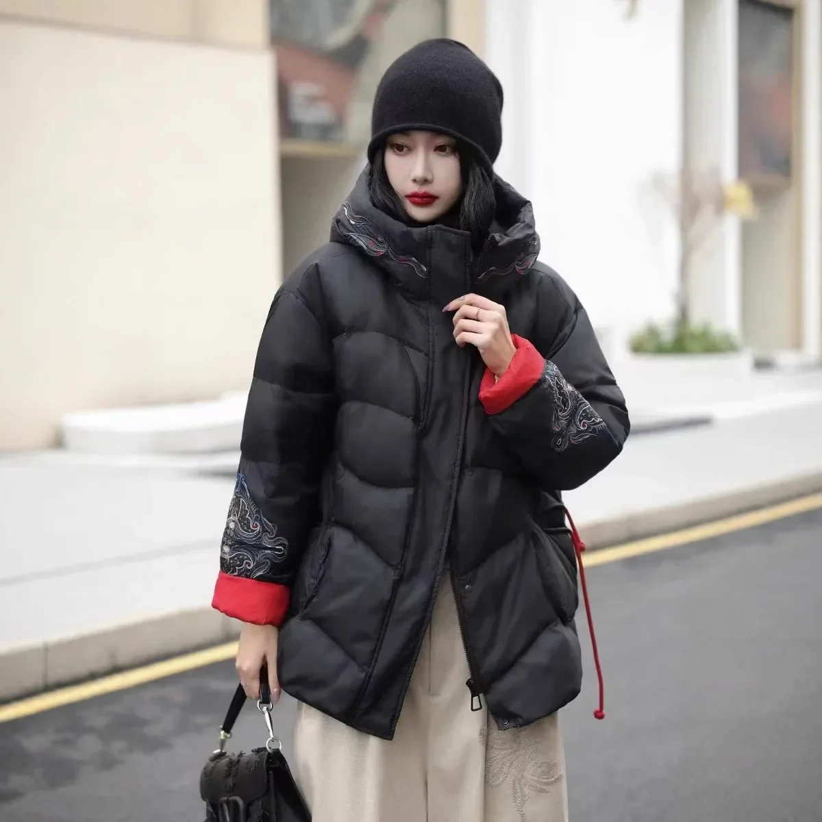 سترة نسائية أوروبية شتوية لعام 2025 بغطاء للرأس ومطرزة على الموضة