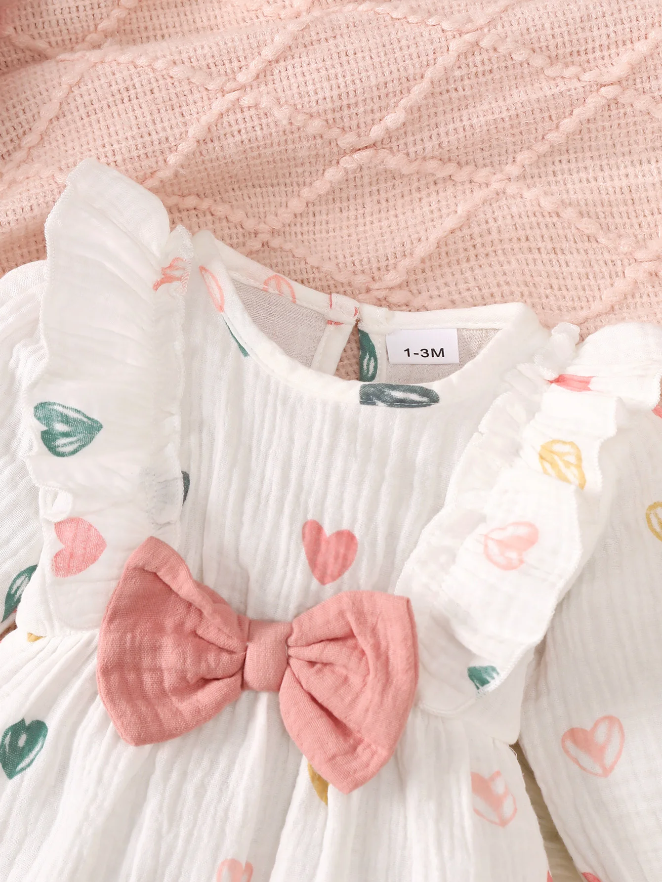 Frühlings- und Herbststil, süßer Baby-Mädchen-Overall mit langen Ärmeln, mit niedlichem Herz-Print-Muster, süßer Schleifendekoration auf der Brust, Outdoor-Strampler für Neugeborene, Baby-Mädchen-Overall. – Detail 5