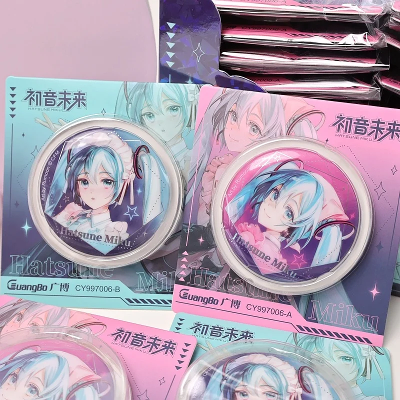 Disponibile Kawaii Hatsune Miku Distintivo riflettente Anime Simpatico cartone animato Spilla laser Regalo di compleanno da collezione Accessori per zaino fai da te