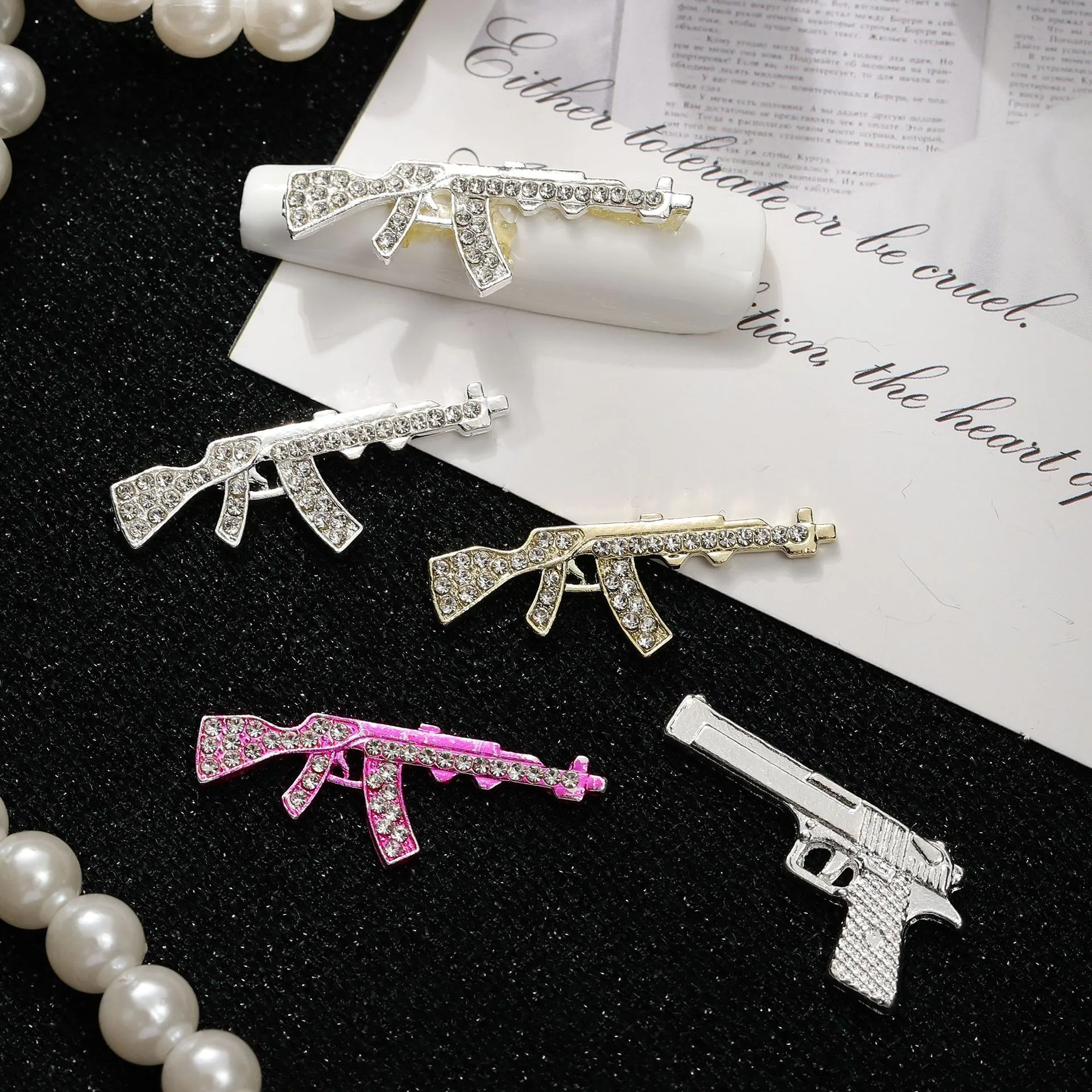 50個入りネイルアートチャームセット、ヴィンテージ風クールな銃とドルデザインのコンパートメント付きミックスボックス、低刺激性 - レトロシックネイル