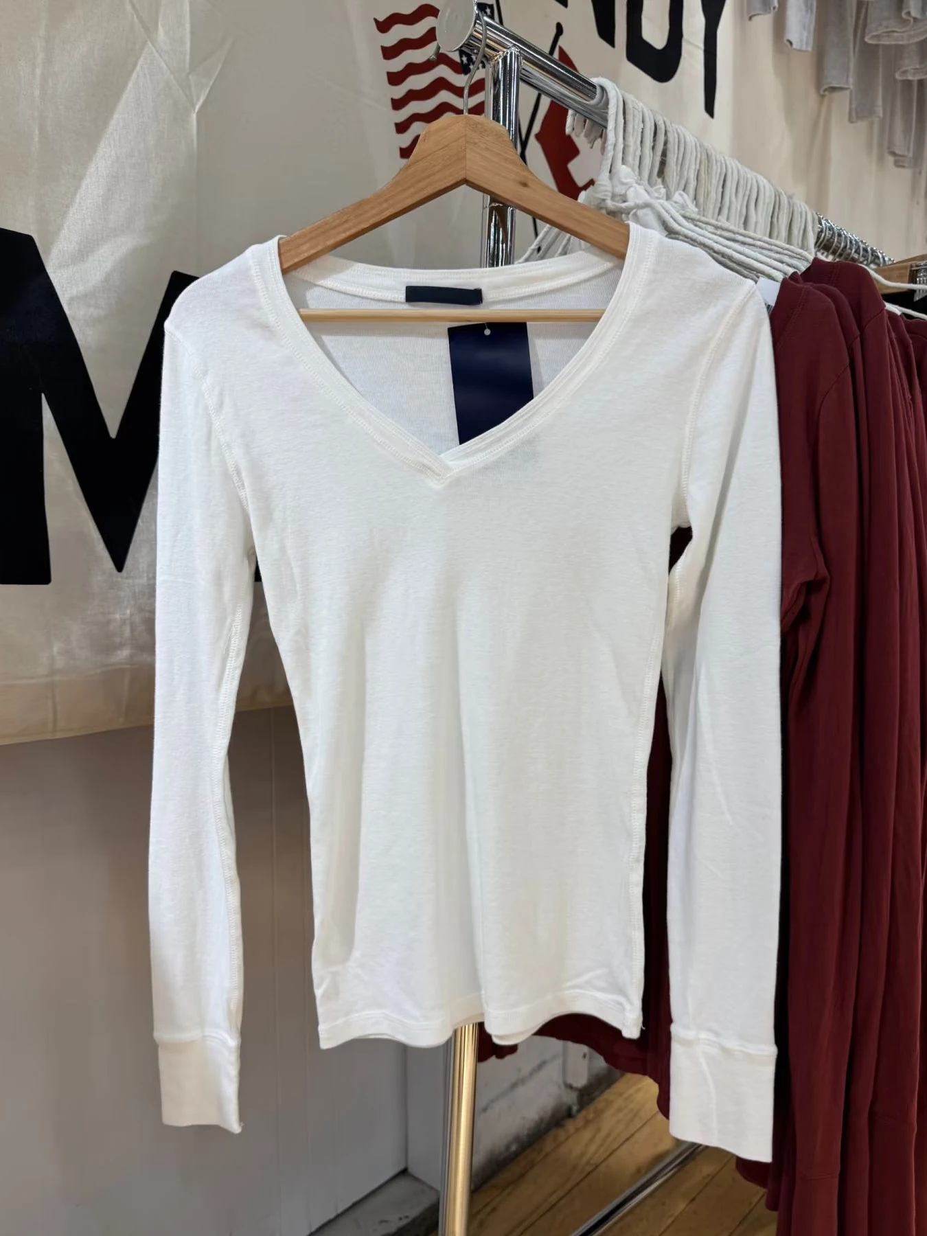 

Новая белая базовая футболка с длинным рукавом, женская осенняя хлопковая тонкая футболка с v-образным вырезом, повседневные простые универсальные футболки в консервативном стиле, топы