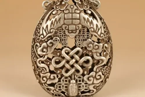 Chinese Old antique Tibet silver Carved Chinese knot Statue Sachet snuff bottle