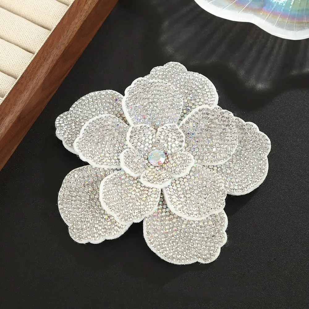 Dreidimensionale Kamelie Strass-Blumenapplikationen DIY Handwerk Nähzubehör Verzierung Blumenbrosche Stoffe Funkelnd – Detail 4