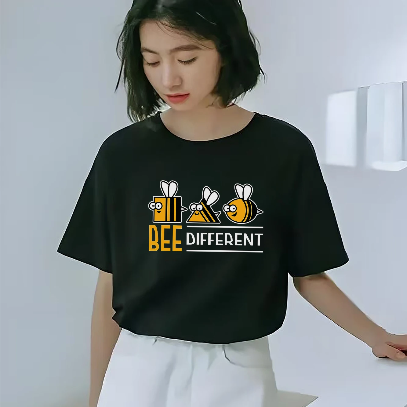 

Cute bee print casual round neck short sleeved T-shirt for women's summer T-shirt