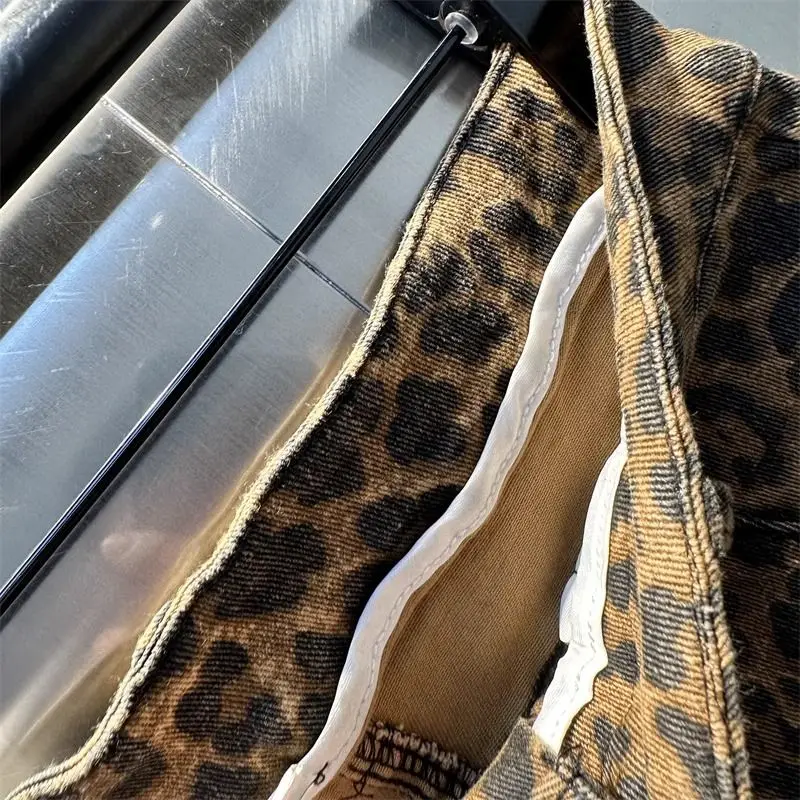 กระโปรงยีนส์แฟชั่นลายเสือดาวสำหรับผู้หญิง สไตล์ใหม่ ฤดูใบไม้ผลิ ฤดูร้อน และฤดูใบไม้ร่วง เอวสูง ทรงเข้ารูป กระดุมดีไซน์เก๋