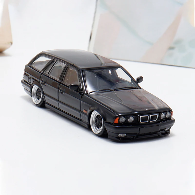 Diecast in scala 1:64 E34 TOURING Simulazione Modello di auto in lega Display statico Giocattolo da collezione Regalo Decorazione souvenir