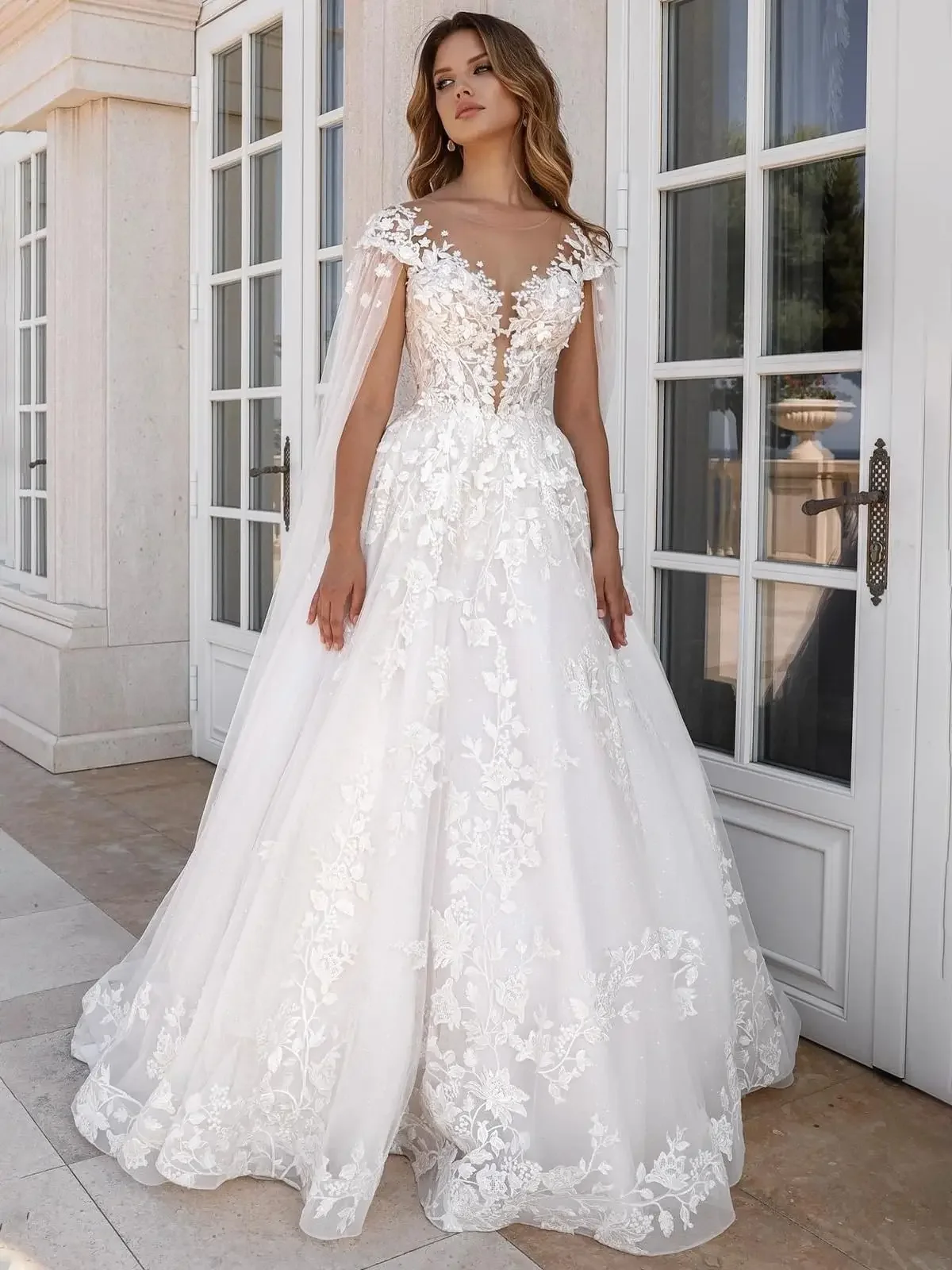Bezaubernde Brautkleider aus Spitze, A-Linie, Blumenschnürsenkel, Tüll für die Braut, Brautkleider mit Applikationen und langem Umhang