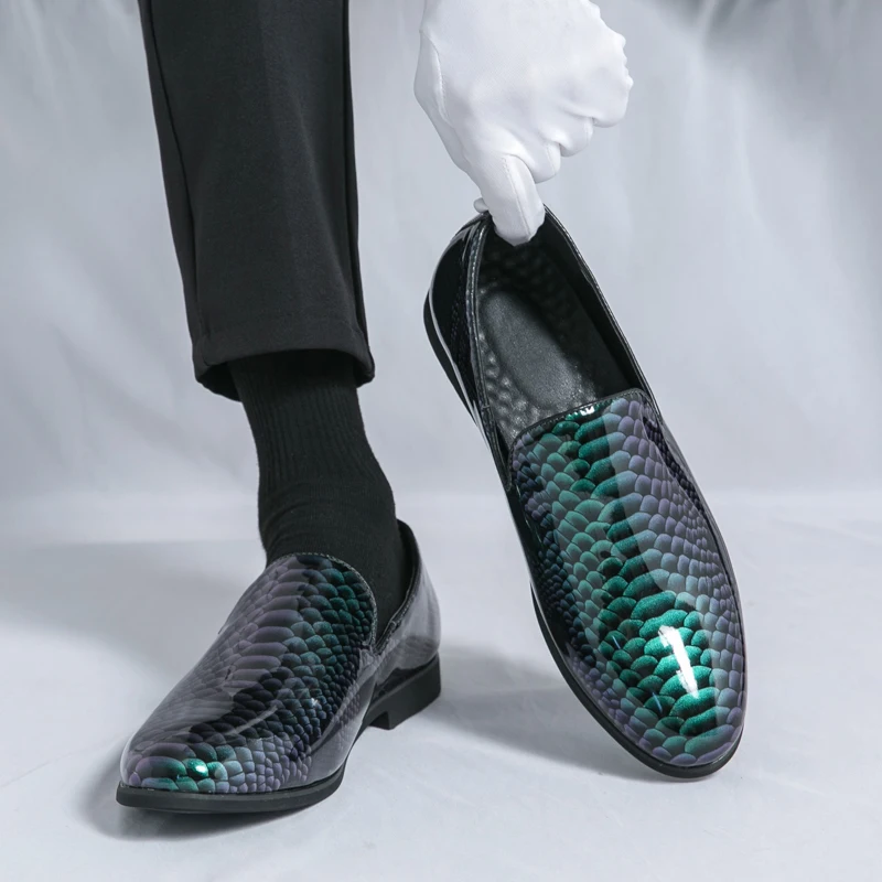

Green New Men Shoes Snake Pattern Shiny Leather Business Casual Fashion Versatile Personality Youth Driving Lazy Bean Shoes